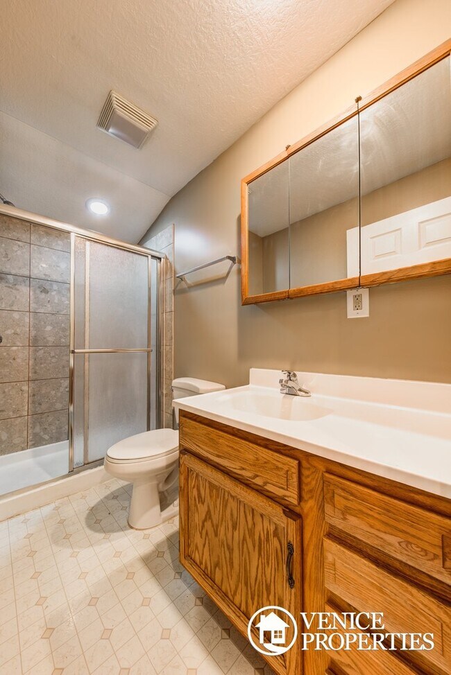 Building Photo - 1984-1986 Summit St