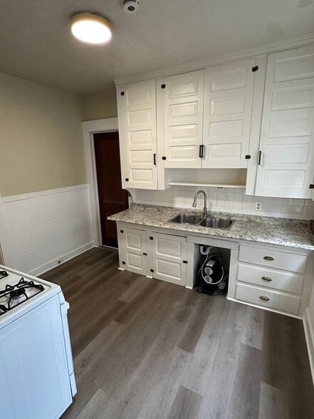 Kitchen - 1302 W 102nd St