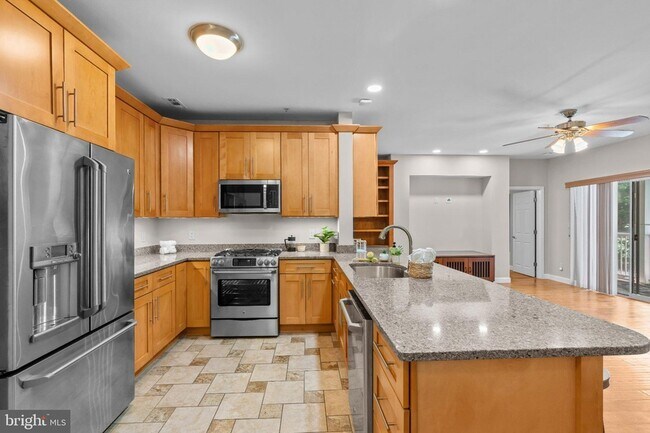 Building Photo - 1701 Lake Shore Crest Dr