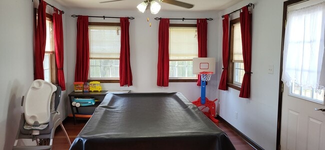 Building Photo - Spacious Home in Quiet Neighborhood