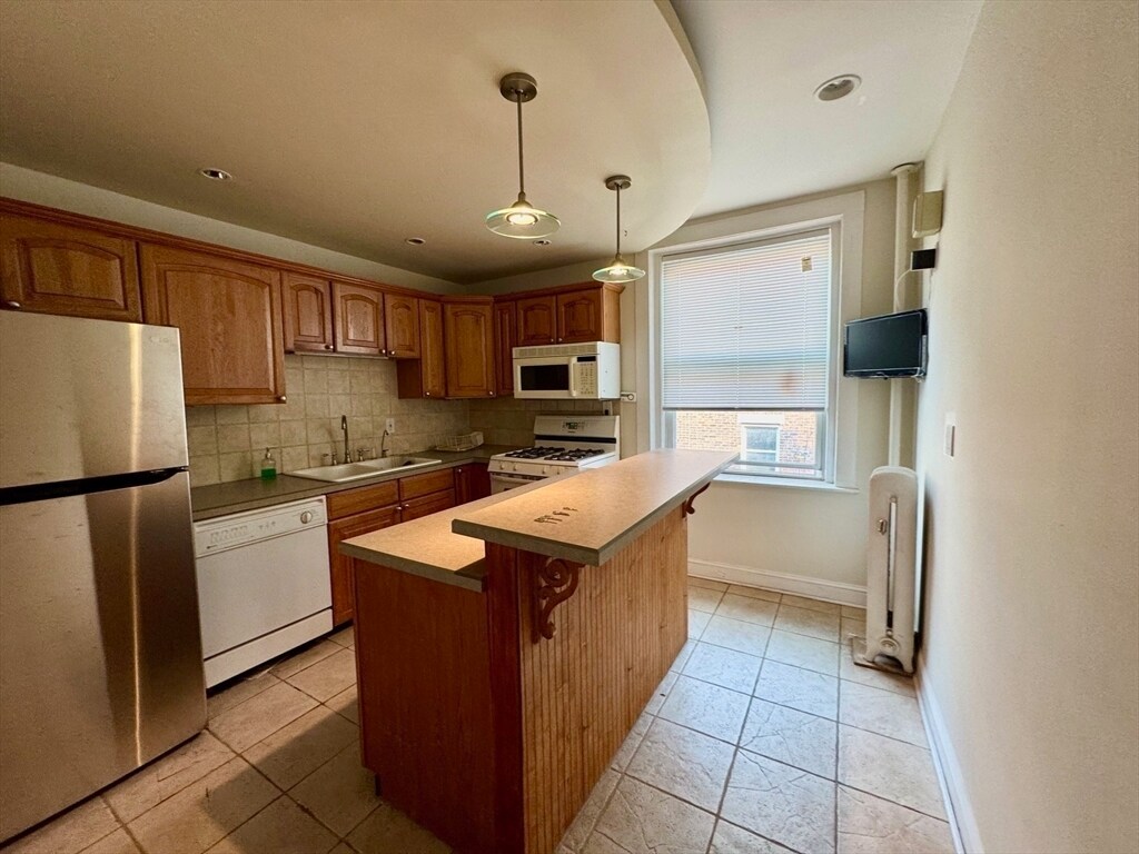 Building Photo - 380 Riverway