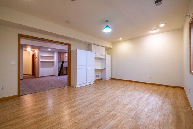 Building Photo - 4 Bed 3 Bath Home in Highlands Meadows - Windsor!