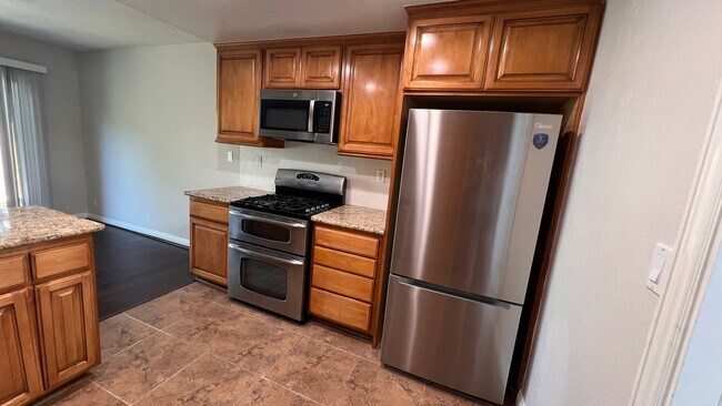 Building Photo - Newly updated 3-bedroom, 2.5-bath Hampton ...
