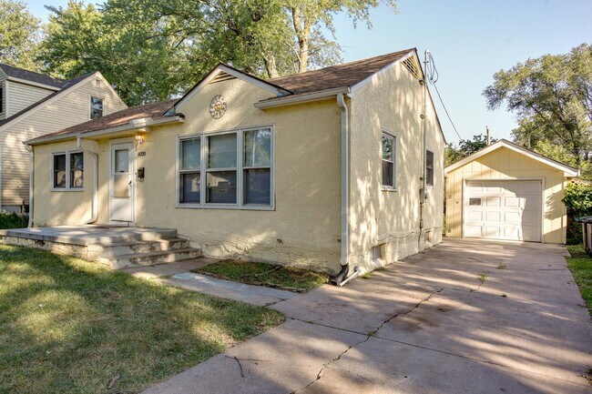 Building Photo - Beautiful Benson Ranch