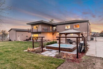 Building Photo - Beautiful 5-Bedroom Home in Sandy!