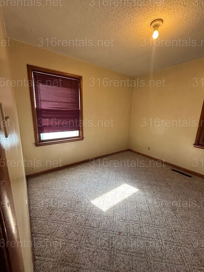 Building Photo - $1,100 - 3 bedroom 1 bathroom - Single Family Home