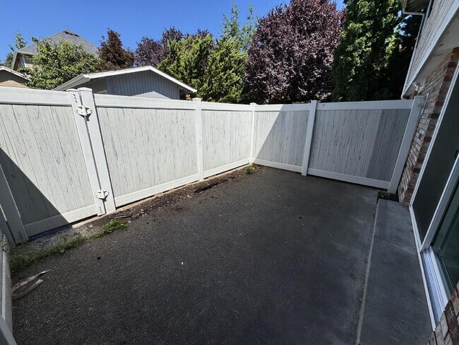 Building Photo - 2-Bedroom, Townhome Close to Transportation