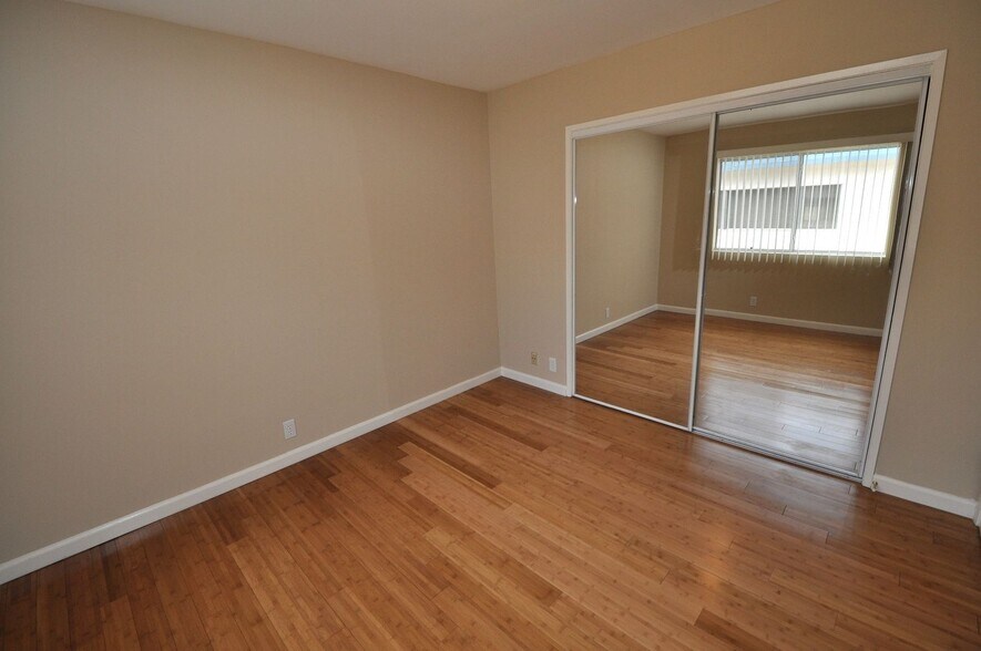 Building Photo - 14706 Dickens St
