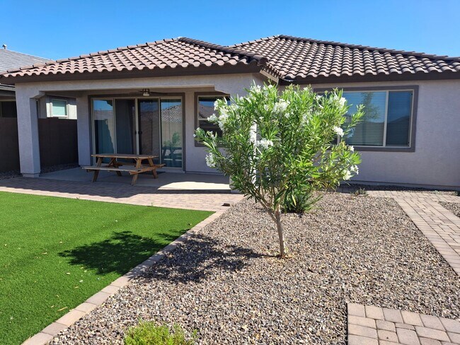 Building Photo - NEWER BUILD IN BEAUTIFUL GATED PHOENIX COMMUNITY!