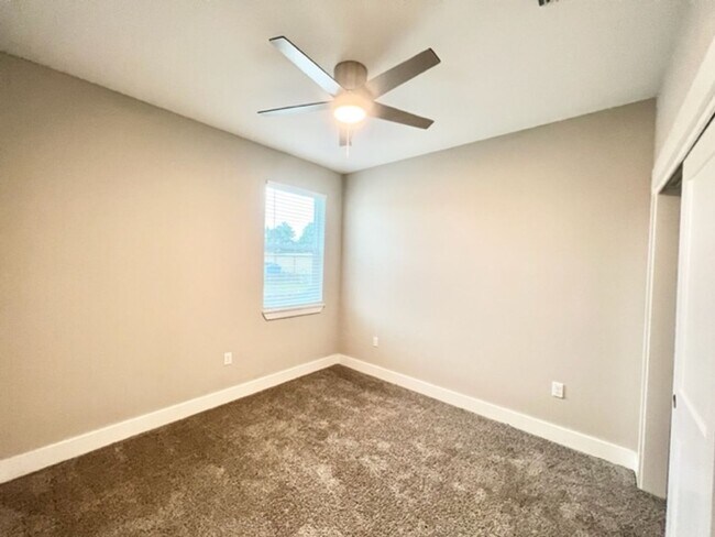 Building Photo - 9 Praiseworthy Dr