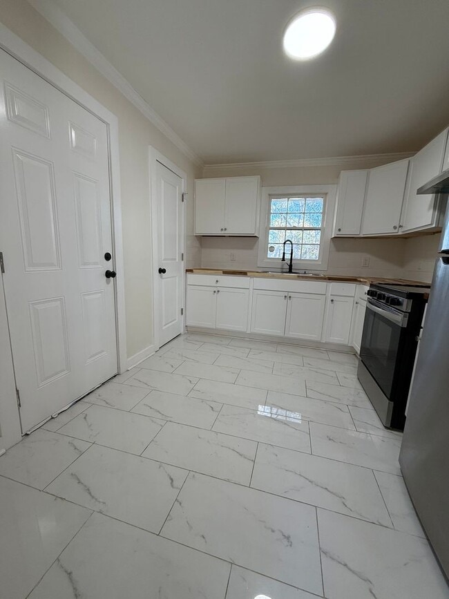 Building Photo - Now Leasing — 3 Bedroom Home in a Peaceful Area