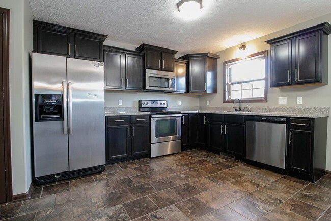 Building Photo - 1450 Raven Rd