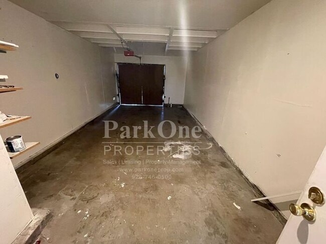 Building Photo - Spacious Town house in Pleasant Hill Now Available!