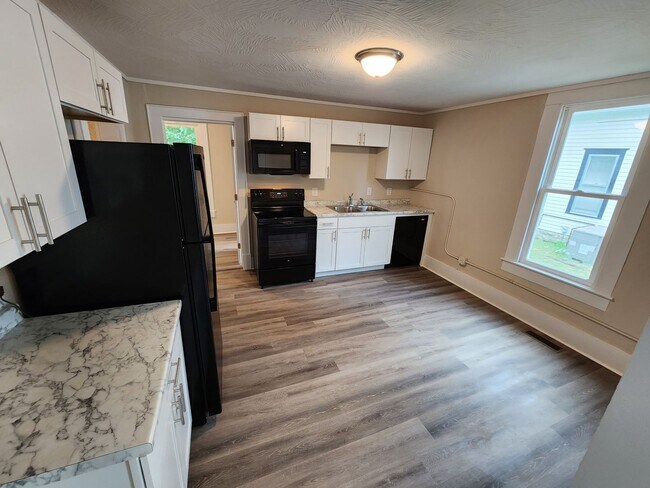 Building Photo - Spacious 3-Bedroom, 1-Bathroom Home AVAILABLE NOW!!