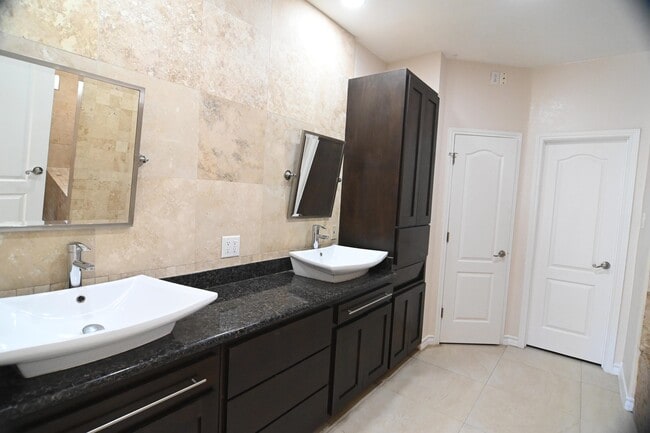 Building Photo - 3134 Homer Dr