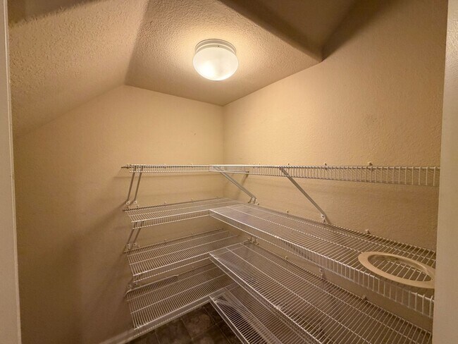 Building Photo - Bright Open-Concept Condo with 1-Car Garage in Prime Commuter Location