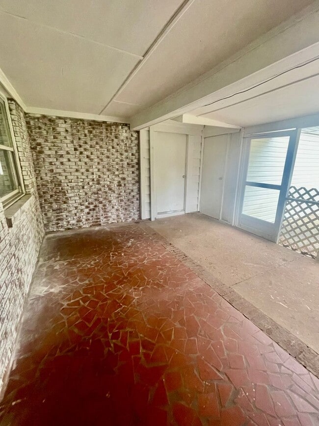 Building Photo - This Beautiful 4 bed 2.5 bath brick ranch ...
