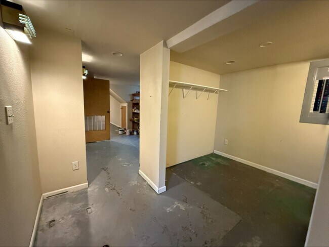 Building Photo - Spacious 5 Bedroom Home in N Portland with Hardwood Floors, Huge Basement & Fenced Yard!