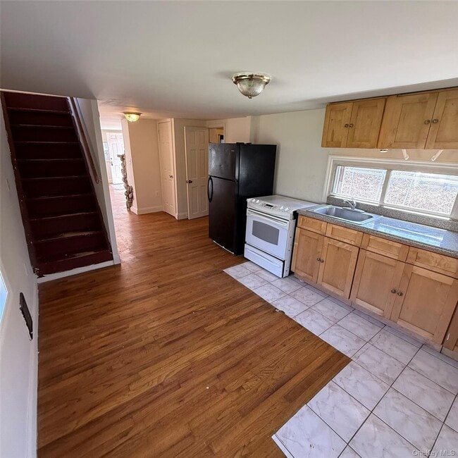 Building Photo - 31 Firwood Rd S