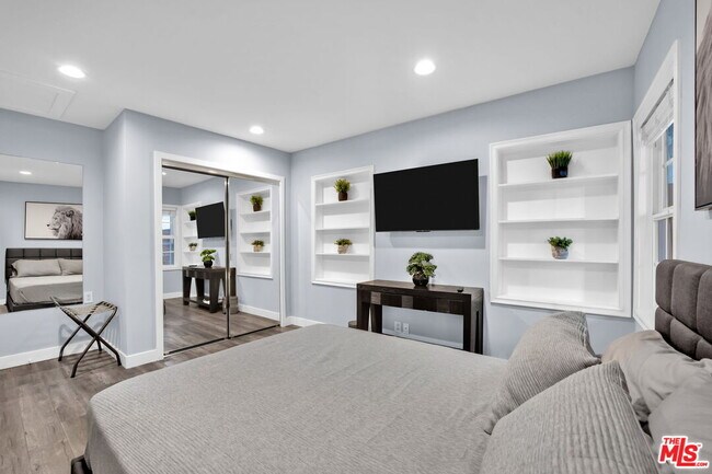 Building Photo - 8345 White Oak Ave