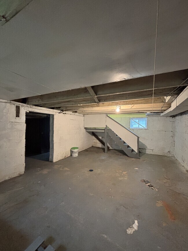 Building Photo - 805 Riverview Ave
