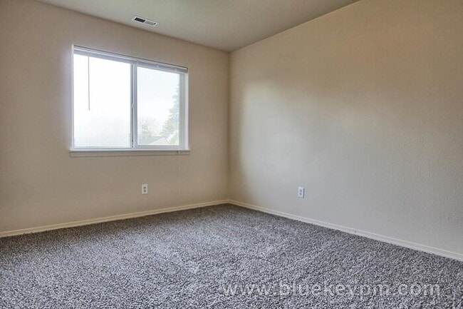 Building Photo - 3 Bed, 1.5 Bath Duplex in Hazel Dell Close to Bus Lines and Shopping