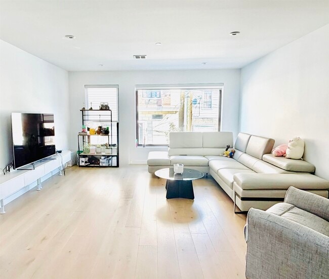 Primary Photo - 211 70th St