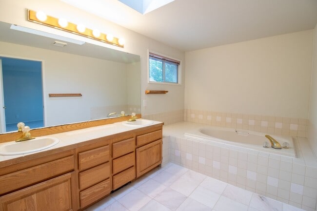 Building Photo - 4bd/2.75ba Sammamish Home