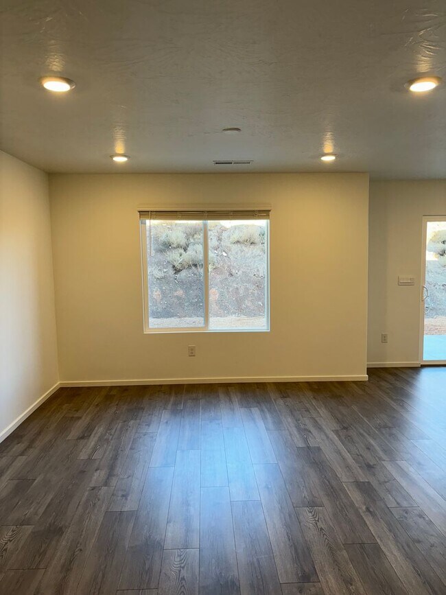 Building Photo - DR. HORTON Townhome in Long Valley!!