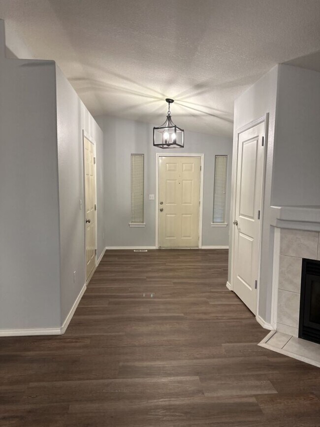 Building Photo - Charming 2 Bedroom Townhome