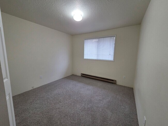 Building Photo - 2 Bed/1 Bath Apartment in NE Bend - Wichita Way