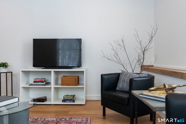 Building Photo - 179 Butternut St