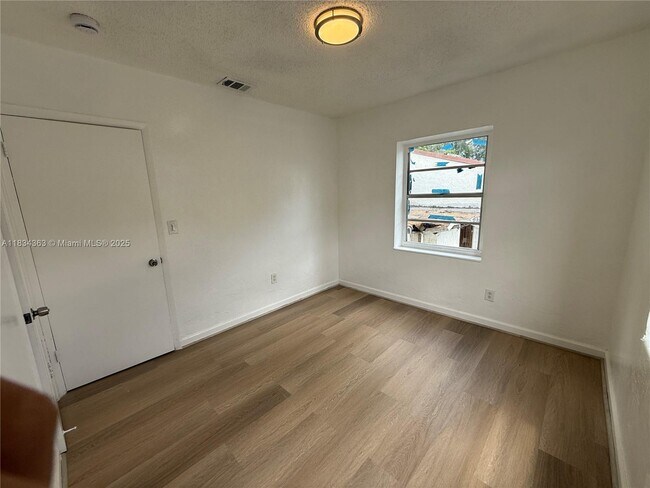Building Photo - 955 NW 75th St