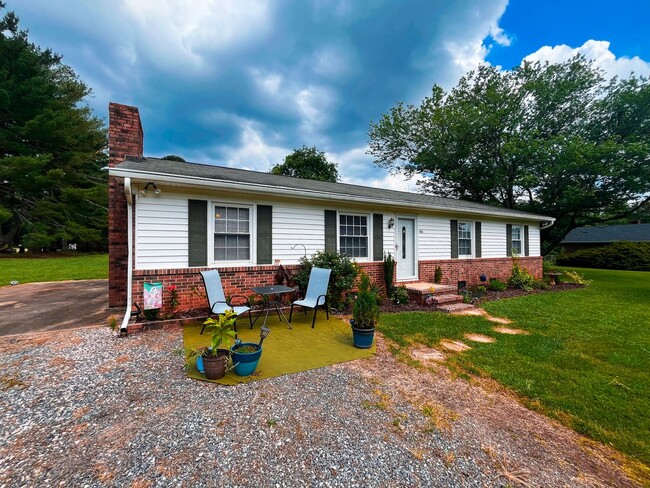 Building Photo - Charming 3 bedroom, 1 1/2 bathroom home in...