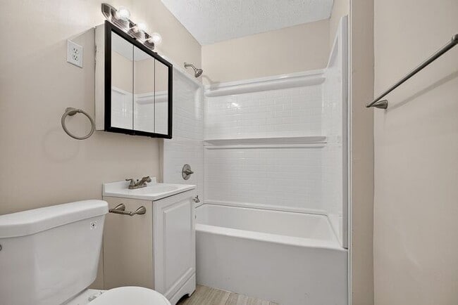 Building Photo - Freshly Updated Home in Warren Township
