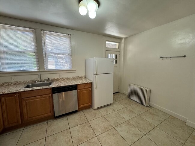 Building Photo - Great two story townhouse in the heart of Squirrel Hill!