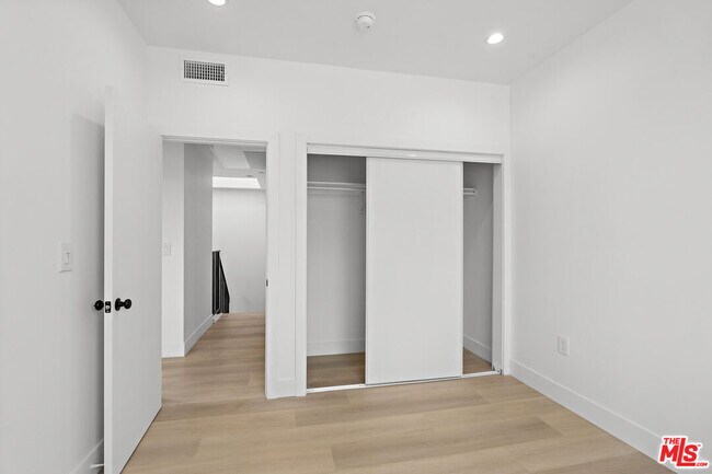Building Photo - 10742 Hortense St