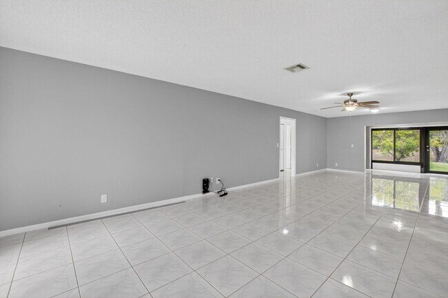 Building Photo - 4944 Equestrian Cir
