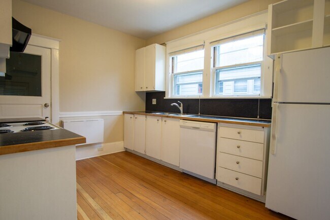 Building Photo - Gorgeous + Spacious 2-Bedroom Flat with Hardwoods, Dishwasher, Fireplace + Etc.!