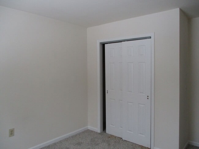 Building Photo - 3 Bedroom Townhouse to call home!