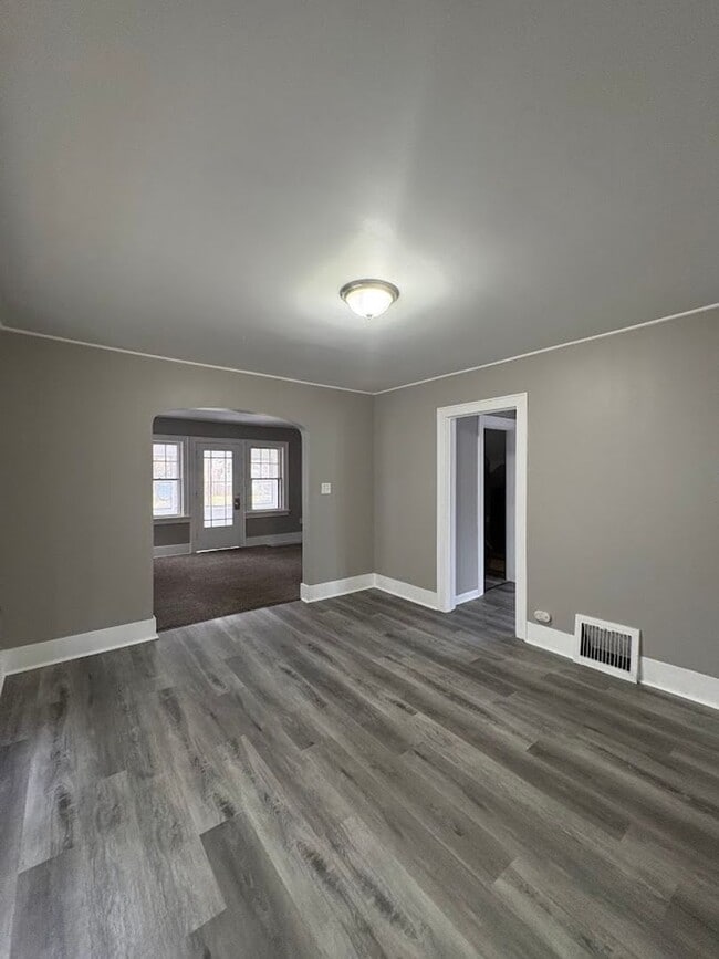 Building Photo - Large 4 bedrooms 1 full bathroom home for rent