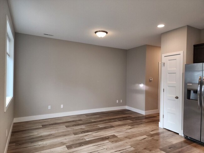 Building Photo - FIRST  FULL  MONTH'S   RENT  FREE     Lovely 2019 single-family home in Newberg