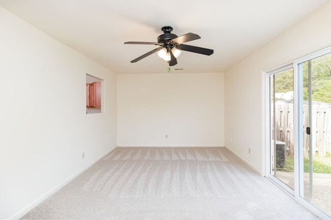 Building Photo - 3 Bedroom Townhome in Lee's Hill!