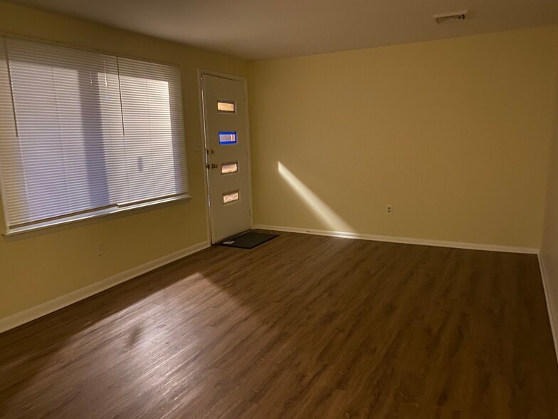 Building Photo - 10706 N Park Ave