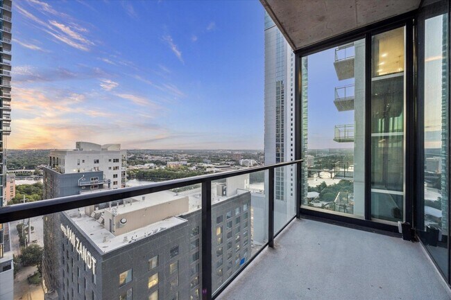 Building Photo - 610 Davis St