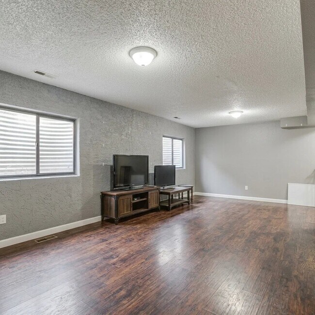 Building Photo - 6435 Chantilly Pl