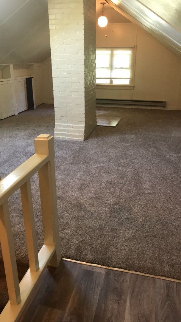 Building Photo - Large studio duplex at E. 16th & Hilyard w...