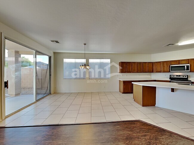 Building Photo - 15017 W Bloomfield Rd