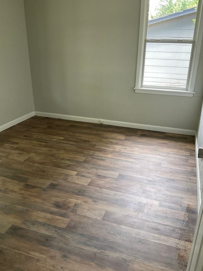 Building Photo - Three or Four Bedroom