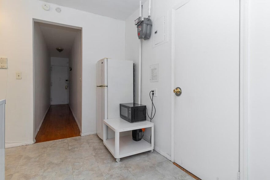Building Photo - 248 E 91st St
